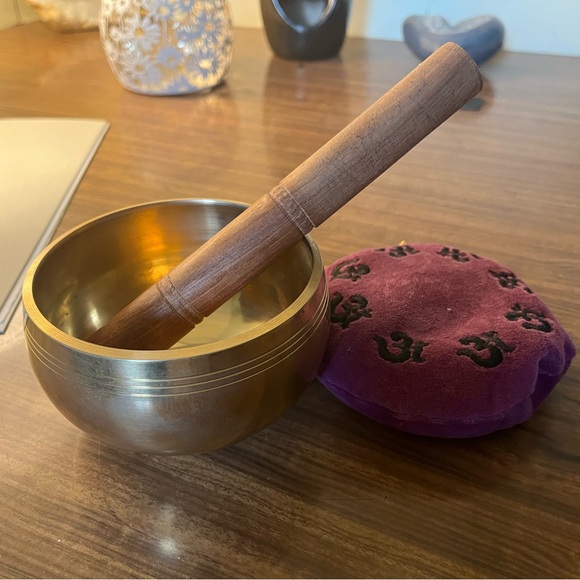 4 inch brass smooth sound bowl with cushion and mallet. Only used a few times - Picture 2 of 3